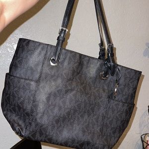 WILL DONATE Michael Kors Shouldar Tote